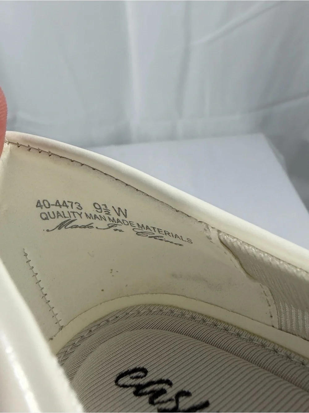 NWT easy street Women's Size 9.5W White Low Heel Pumps